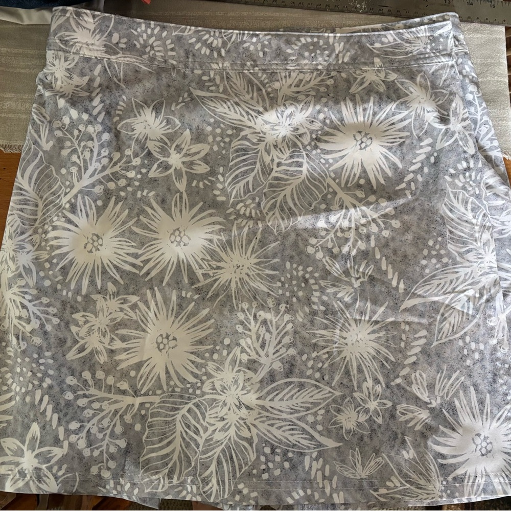 Ripskirt Hawaii Wrap Around Skirt in Floral White and Gray